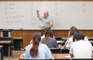 名古屋商科大学、実践的な英語の受動態をトラブル解決で学ぶ授業を実施