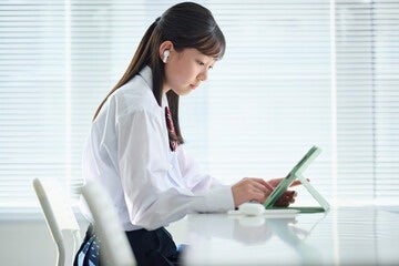 AI英語学習アプリ「WorldClassroom」が横須賀市で導入 全市立中学校で個別最適な学びと教員負担軽減を目指す
